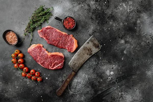 Surowe Świeże Mięso Nowy Jork Stek Zestaw Przypraw Czarnym Ciemnym — Zdjęcie stockowe