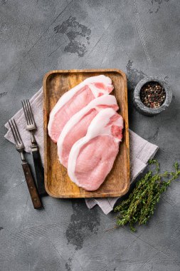 Domuz bifteği seti, gri taş masa arkaplanı, üst manzara düz yatıyordu.