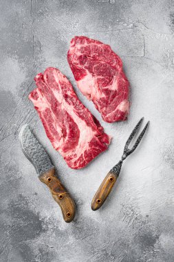 Çiğ Chuck rulo bifteği. Bitkiler hazır. Gri taş masa zemininde.