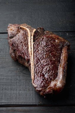 Baharat ve bitkilerle ızgara biftek.