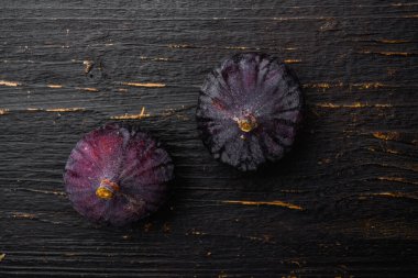 Olgun incir seti, siyah ahşap masa arkaplanı, üst görünüm düz yatıyordu