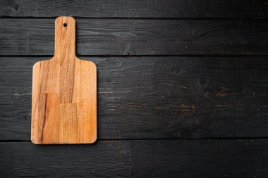 Tahta kesme seti, siyah ahşap masa arkaplanı, üst görünüm düz yatay, metin veya ürün için kopyalama alanı ile