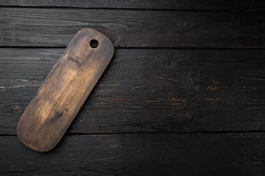 Kürek kesme veya servis tahtası seti, üst görünüm düz yatay, metin veya ürününüz için kopya alanı, siyah ahşap masa arkaplanı üzerinde