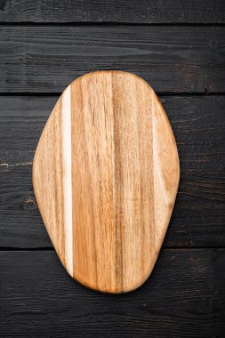 Çizilmiş kesme tahtası seti, siyah ahşap masa arkaplanı, üst görünüm düz yatay, metin veya ürün için kopyalama alanı ile