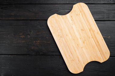 Bambu mutfak kesme tahtası boş metin ve yemek için boş, üst görünüm düz, siyah ahşap masa arkaplanı üzerinde