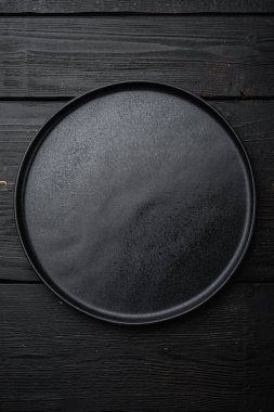 Siyah plaka seti, siyah ahşap masa arkaplanı.