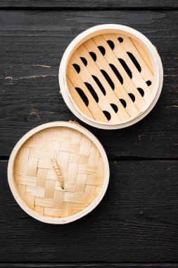 Boş Bambu Buhar Buharı seti, metin veya yemek için kopyalama alanı, metin veya yiyecek için kopyalama alanı, üst görünüm düz, siyah ahşap masa arkaplanı üzerinde