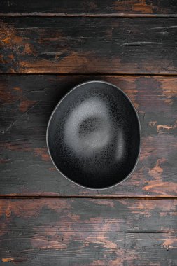 Siyah kase seti, metin veya yemek için kopyalama alanı, metin veya yemek için kopyalama alanı, üst görünüm düz, eski siyah ahşap masa arka planı