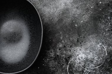 Siyah kase seti, metin ya da yemek için kopyalama alanı, metin ya da yiyecek için kopyalama alanı, üst görünüm düz, siyah taş masa arkaplanı