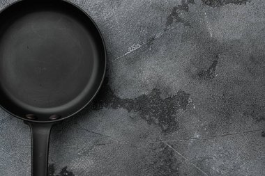 Metin ya da yiyecek kopyalama alanı olan metin ya da yiyecek için büyük tava seti, üst görünüm düz tabaka, gri taş masa arkaplanı