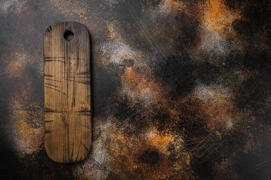 Eski ahşap mutfak seti, üst görünüm düz yatay, metin veya yemek için kopyalama alanı, eski koyu kırsal masa arka planı