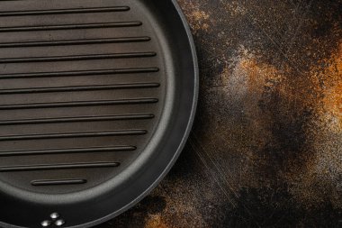 Metin veya yiyecek için kopyalama alanı olan demir kızartma tavası seti, üst görünüm düz, eski koyu kırsal masa arkaplanı