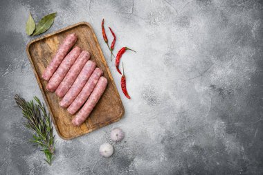 Kızartma seti için çiğ sosis, gri taş masa arkaplanı, üst görünüm düz yatay, metin alanı için kopyalama alanı