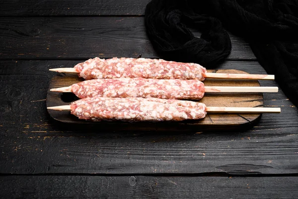 Set Spiedini Kebab Shish Grezzi Sfondo Tavolo Legno Nero Con — Foto Stock