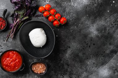 Mozzarella İtalyan peynir seti, siyah siyah taş masa arkaplanı, üst görünüm düz, metin için kopyalama alanı ile