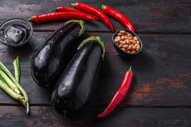 Yapışkan teriyaki patlıcan malzemeleri, yemek pişirmek ya da ızgara acı biber, patlıcan, sos, fındık yan görünüş için metin için