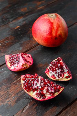 Eski, koyu ahşap masa, kenar görüşlü nar.