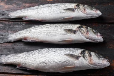 Balıkçı ahşap masa manzaralı koca bir levrek.