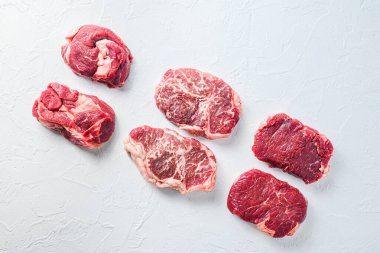 Çiğ sığır eti, Chuck 'ın gözünü devirme, üst bıçak, biftek. Organik et. Beyaz desenli arka plan. Üst görünüm.
