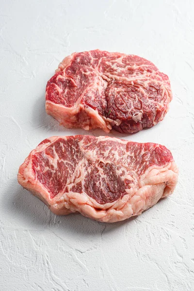 牛の上のブレードステーキ 有機肉 白いテクスチャの背景 サイドビュー — ストック写真