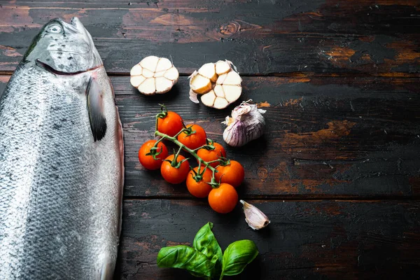 Ikan Merah Segar Dengan Latar Belakang Kayu Dengan Ruang Fotokopi — Stok Foto