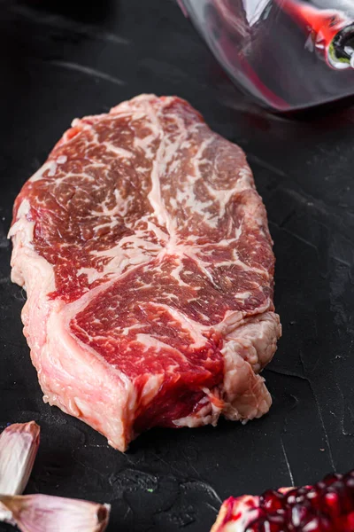 Morceaux Steak Bœuf Plat Fer Aux Herbes Assaisonnement Sur Table Photo De Stock