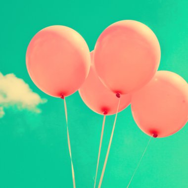 gökyüzü üzerinde pembe balonlar