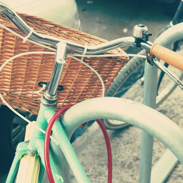 Bicicleta vintage com cesta — Fotografia de Stock