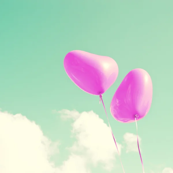 Ballons coeur violet sur ciel menthe — Photo