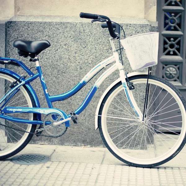 Bicycle on city street — Stockfoto