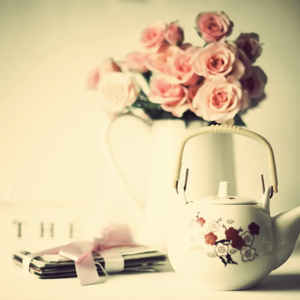 Roze rozen, brieven en vintage theepot — Stockfoto