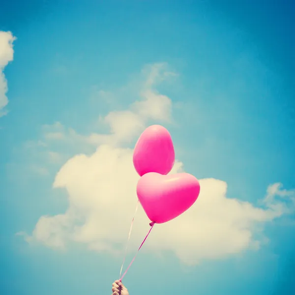 Palloncini cuore in cielo blu Vintage — Foto Stock