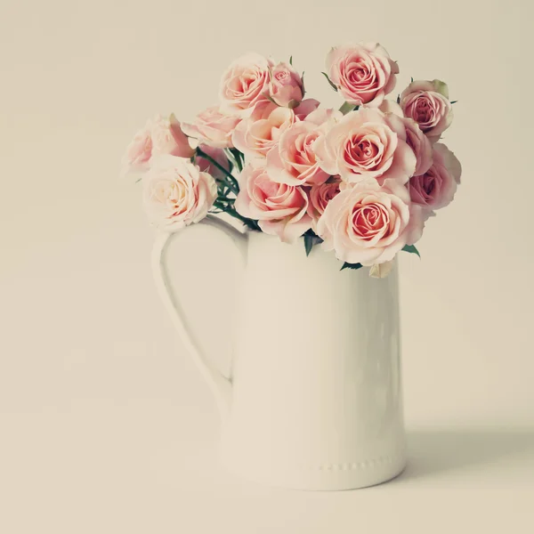 Rosas cor de rosa em vaso vintage — Fotografia de Stock