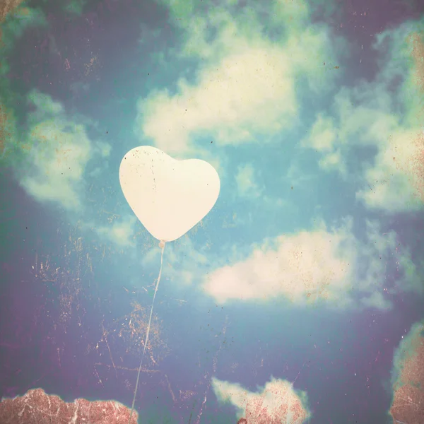 Serce balonu w starodawny, Błękitne niebo — Zdjęcie stockowe