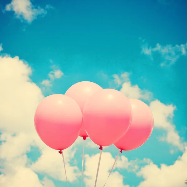 Rosa Luftballons am Himmel — Stockfoto