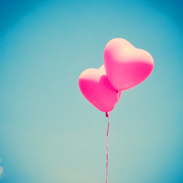 Vintage gökyüzü üzerinde kalp balonlar — Stok fotoğraf