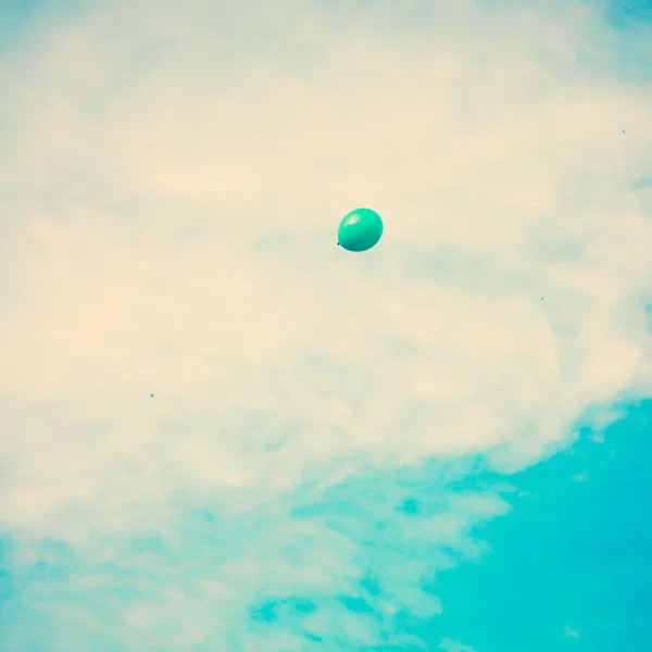 Flying green balloon — Stock Photo, Image