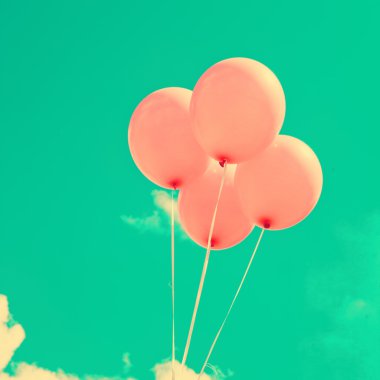 retro gökyüzü üzerinde pembe balonlar