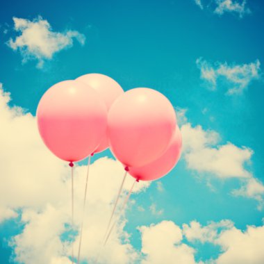 gökyüzü üzerinde pembe balonlar