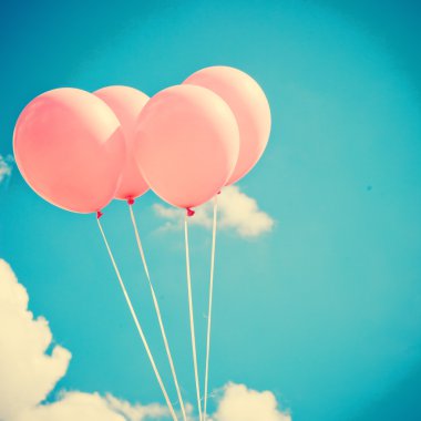 gökyüzü üzerinde pembe balonlar