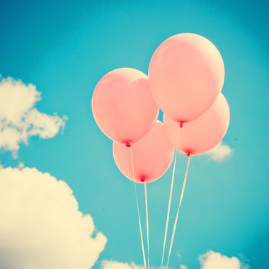 gökyüzü üzerinde pembe balonlar