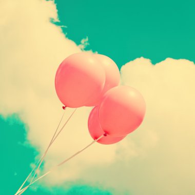 retro gökyüzü üzerinde pembe balonlar