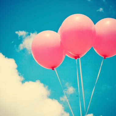 gökyüzü üzerinde pembe balonlar