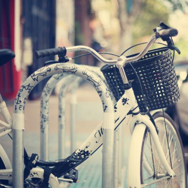 Bisiklet şehirde park halinde.