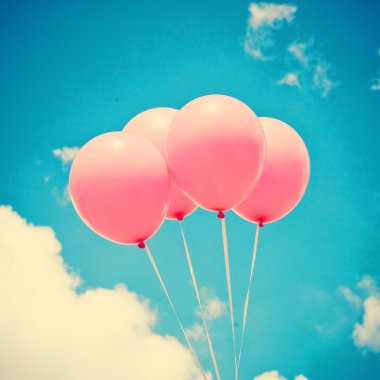 gökyüzü üzerinde pembe balonlar