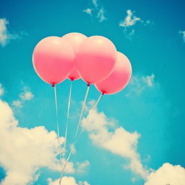 gökyüzü üzerinde pembe balonlar