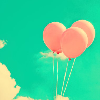 retro gökyüzü üzerinde pembe balonlar