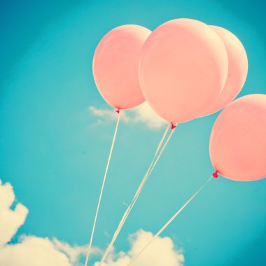 gökyüzü üzerinde pembe balonlar