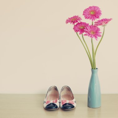 moda ayakkabı ve pembe çiçekler