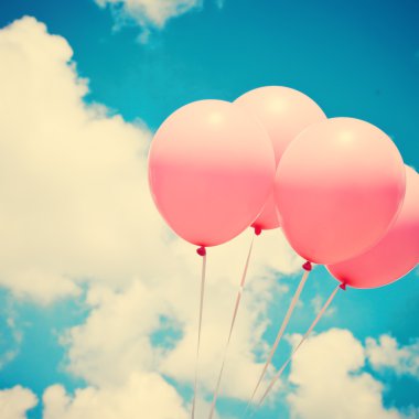 gökyüzü üzerinde pembe balonlar
